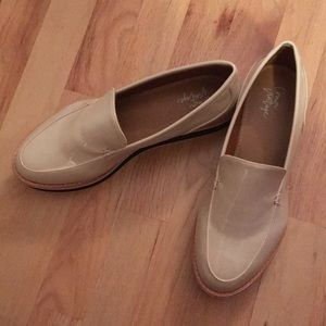 NEVER WORN Crown Vintage cream platform loafers